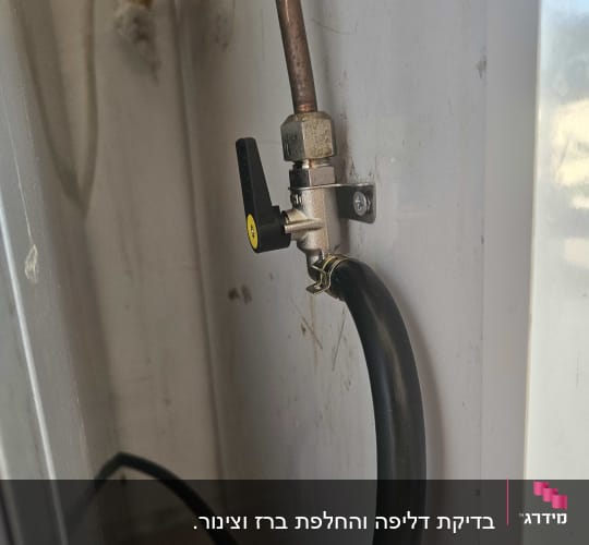 שסתום גז וצינור מחובר בקיר